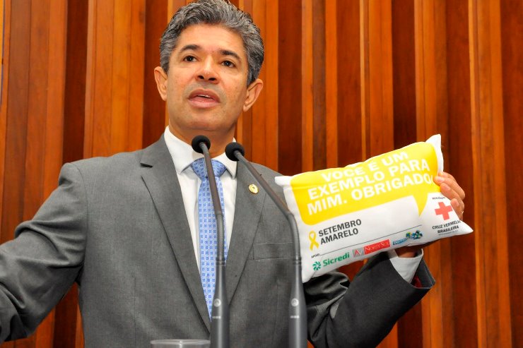 Imagem: Professor Rinaldo mostrou almofada da Cruz Vermelha que é cedida gratuitamente 