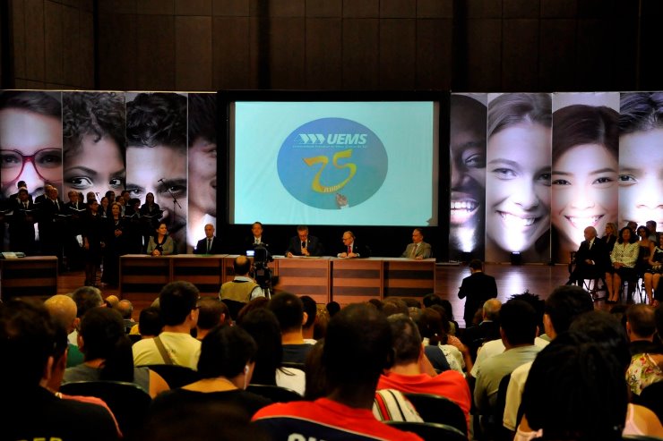 Imagem: ALEMS deslocou sessão solene para UEMS em homenagem aos 25 anos da instituição