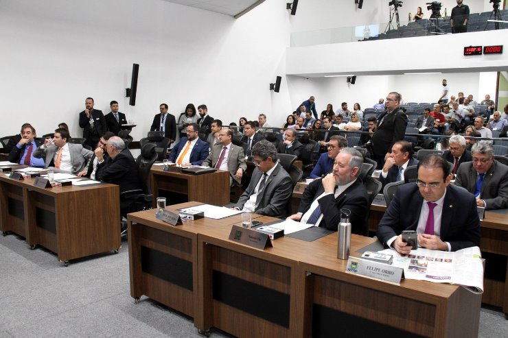 Imagem: Parlamentares durante sessão ordinária na Casa de Leis