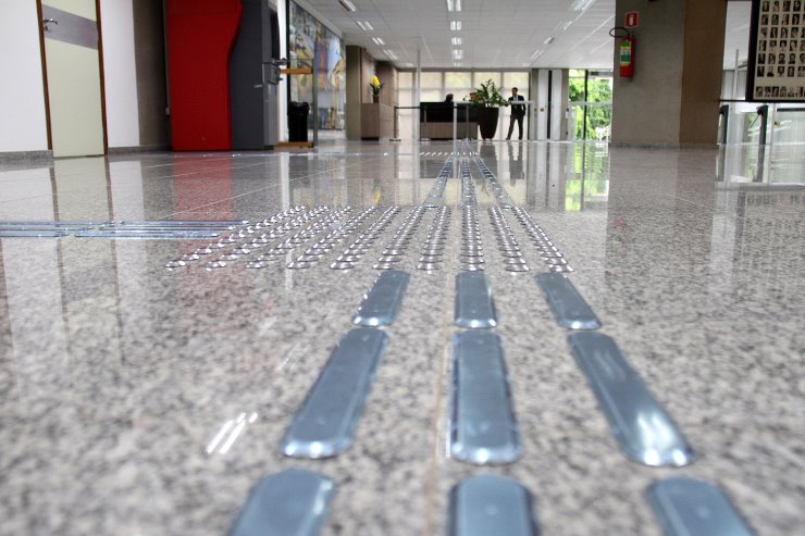 Imagem: Saguão principal da Casa de Leis recebeu piso tátil que permite às pessoas com deficiência visual se locomoverem com autonomia