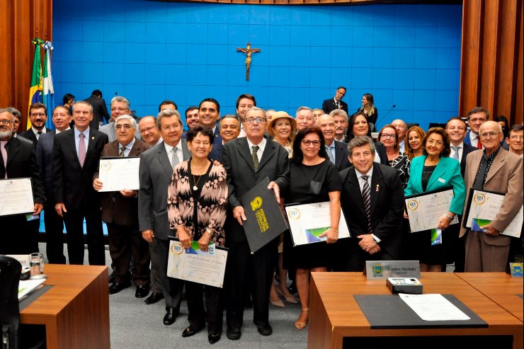 Imagem: Servidores da ALEMS homenageados pelos serviços prestados no decorrer dos 40 anos da instituição