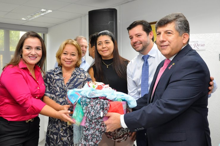 Imagem: Deputado entregou lenços simbolicamente para Santa Casa e Rede Feminina de Combate ao Câncer