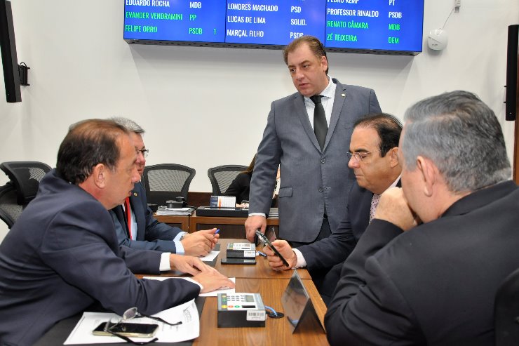 Imagem: Parlamentares durante sessão ordinária na Assembleia Legislativa