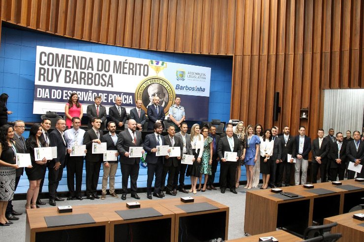 Imagem: Escrivães tiveram seus trabalhos reconhecidos em sessão solene realizada na noite desta quinta-feira 