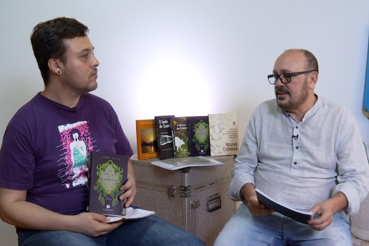 Imagem: Escritor André Alvez (de óculos) é o entrevistado do programa O Papo é a Leitura