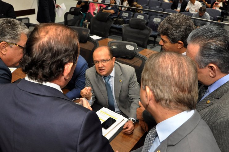 Imagem: Deputados estaduais analisando projetos durante a Ordem do Dia