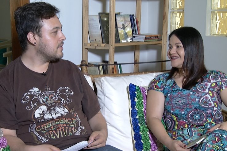 Imagem: O jornalista João Humberto fala com a escritora Cris Oshiro nesta edição do Papo é Leitura