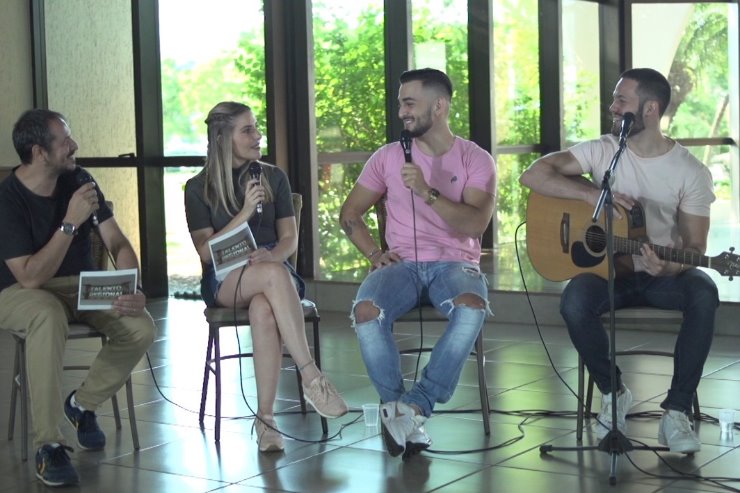 Imagem: Dupla Manu e Rafael sendo entrevistada no programa Talento Regional