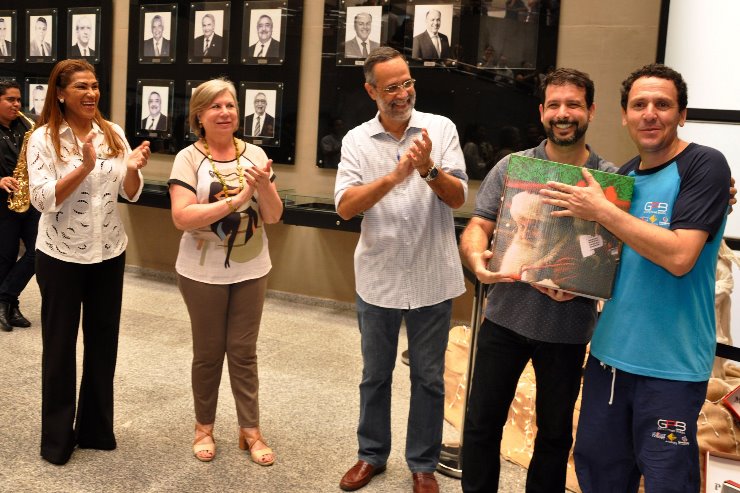 Imagem: Há dois anos trabalhando na Casa de Leis, Antônio agradeceu pelo presente e acolhida entre os colegas servidores