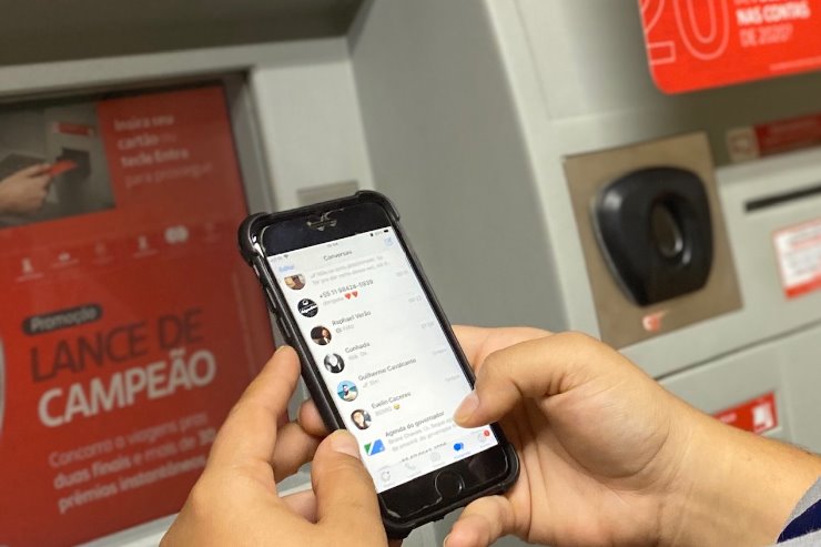 Imagem: Primeira lei revogada, depois da alteração da Constituição, proibia o uso de celular em bancos e outros locais