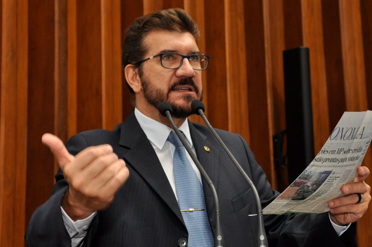 Imagem: Kemp avalia na tribuna o aumento de combustíveis no Estado