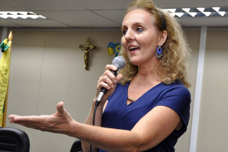 Imagem: Mônica Deiss Zimpel é musicoterapeuta e ministou palestra na Casa de Leis