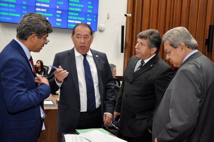 Imagem: Parlamentares analisando matéria de autoria do Poder Executivo sobre concessão de prazo para liquidar tributos