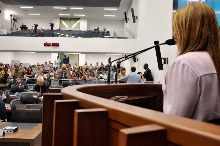 Imagem: Coordenadora do Movimento Juristas pela Democracia, Gisele Marques, falou na tribuna