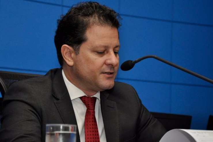 Imagem: Deputado Renato Câmara assina comunicado informando o adiamento do seminário