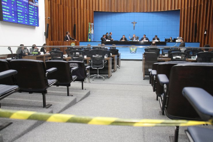 Imagem: Na sessão de hoje o plenário já foi isolado; Casa de Leis restringiu acesso
