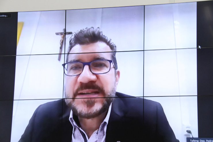 Imagem: Pedro Kemp apresentou proposta para viabilizar maior acessibilidade da comunidade surda às notícias e programas de TV