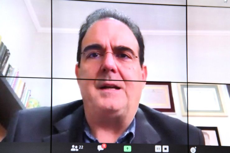 Imagem: Deputado apresenta projeto ao participar da sessão remota.