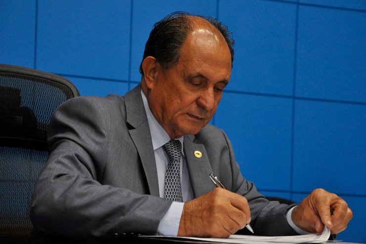 Imagem: O deputado Zé Teixeira é o autor da proposta que homenageia a professora Vilma Oliveira da Cruz