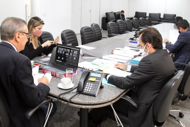 Imagem: Deputados aprovam dois projetos de lei em sessão remota.