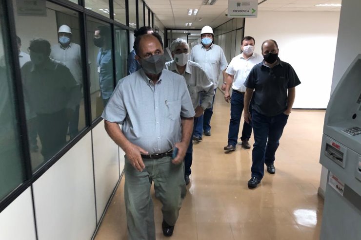 Imagem: Deputado Zé Teixeira, acompanhado de representantes do Sicredi, verificou os locais onde serão instaladas agências bancárias