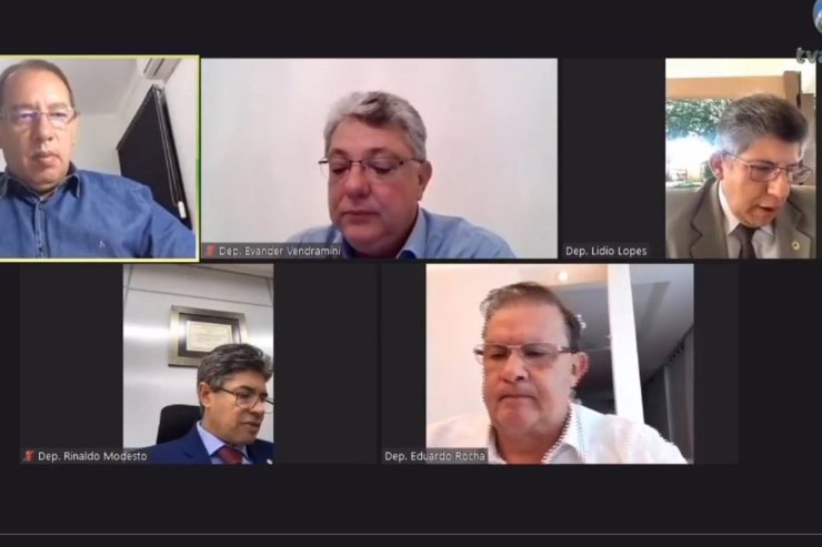 Imagem: Membros da CCJR analisaram nesta manhã projeto para a celebração de termo aditivo com a União e outras matérias