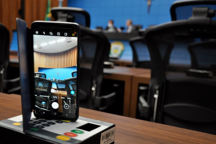 Imagem: As votações remotas são conduzidas pelo presidente Paulo Corrêa, a partir do Plenário Júlio Maia 