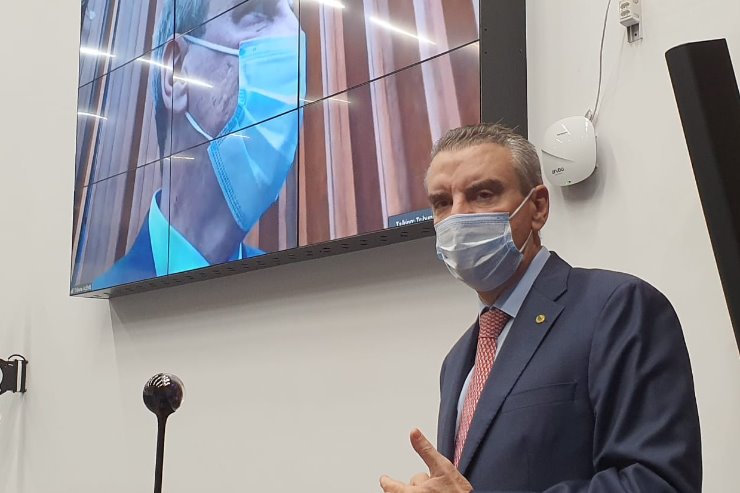 Imagem: O presidente Paulo Corrêa estreou o equipamento instalado na tribuna do plenário da ALEMS 