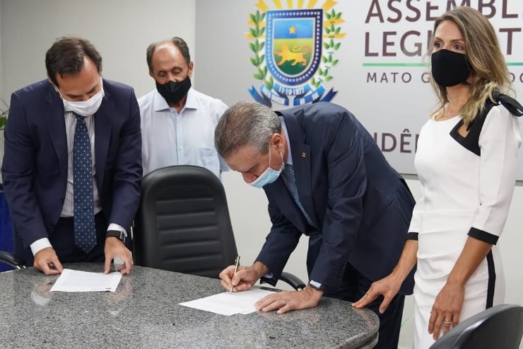 Imagem: O presidente Paulo Corrêa recebeu nesta manhã solicitação oficial para assumir o Governo do Estado