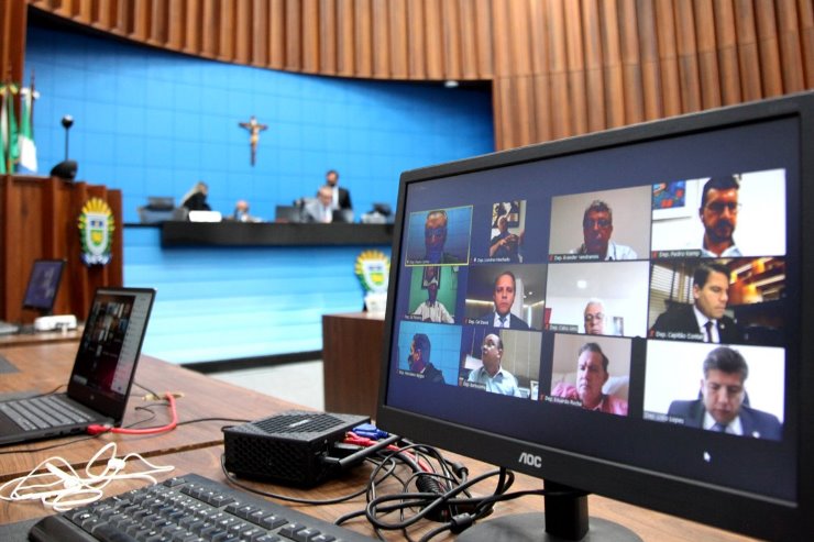 Imagem: Sessão ordinária é realizada no plenário da Casa de Leis com participação remota da maioria dos parlamentares 