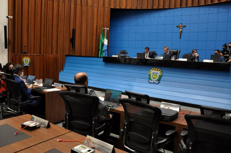 Imagem: Deputados aprovaram em primeira discussão importante projeto que prevê penalidades a quem furar a fila da vacinação