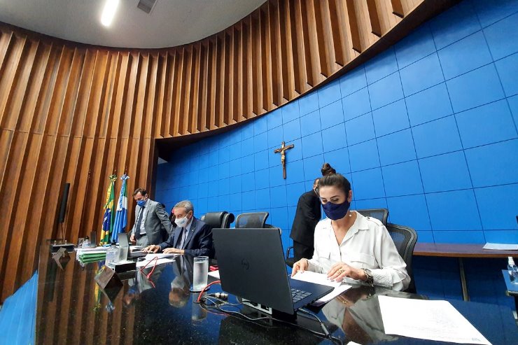 Imagem: A deputada Mara Caseiro fez o lançamento do novo compilado de leis 