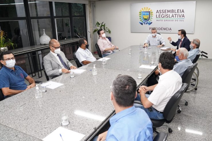 Imagem: Presidente Paulo Corrêa recebeu representantes de supermercados para discutir sobre a chamada "lei dos caixas"