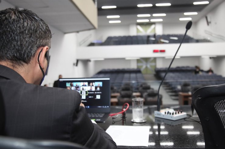 Imagem: Plenário da ALEMS, onde são realizadas as sessões ordinárias com participação à distância da maioria dos deputados