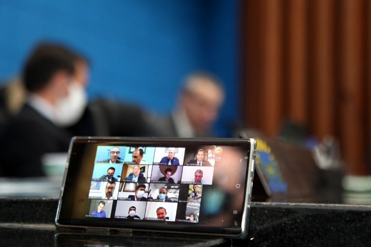 Imagem: Sessão é realizada no plenário da Casa de Leis e tem participação remota da maioria dos deputados