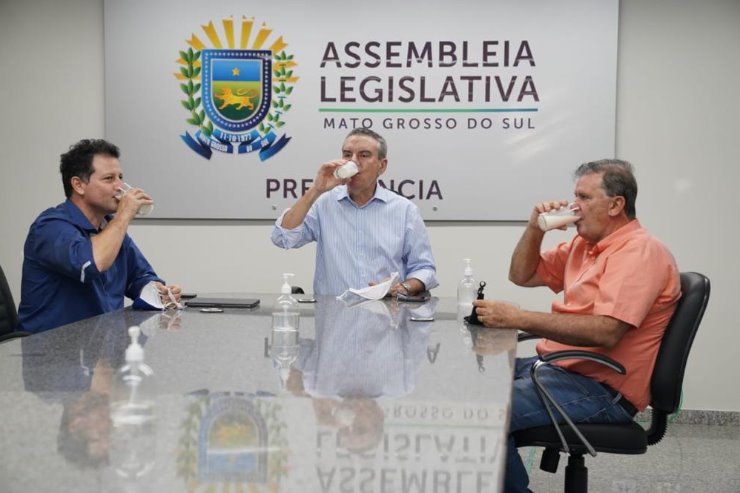 Imagem: Deputados bebem leite como forma simbólica de parabenizar os produtores do Estado na Semana Sul-mato-grossense do Leite