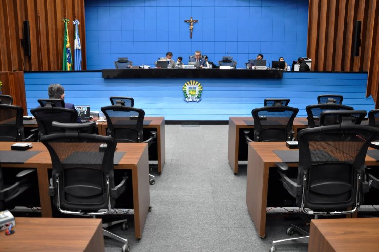 Imagem: Sessões ordinárias são realizadas a partir do plenário da Casa de Leis, com participação remota da maioria dos deputados  