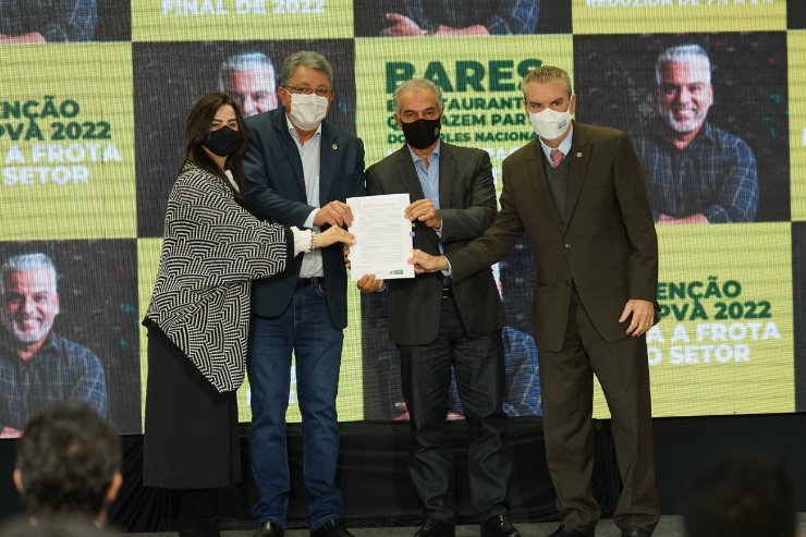 Imagem: Deputados da ALEMS recebem um dos projetos de lei de autoria do Executivo para retomada da economia