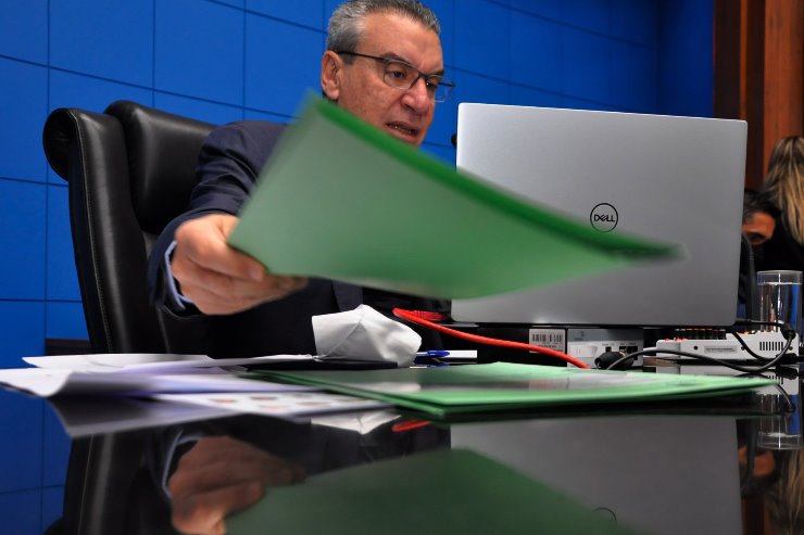 Imagem: Paulo Corrêa leu a ementa dos projetos do Executivo para auxílio dos setores afetados com a pandemia