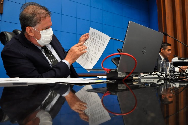 Imagem: Deputado Eduardo Rocha leu as categorias publicadas no Diário Oficial do Estado desta quinta-feira