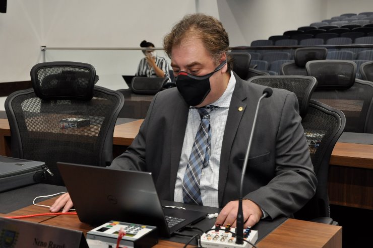 Imagem: Autor da proposta, deputado Neno Razuk afirma ser imprescindível que pacientes com TEA tenham acompanhamento durante a internação