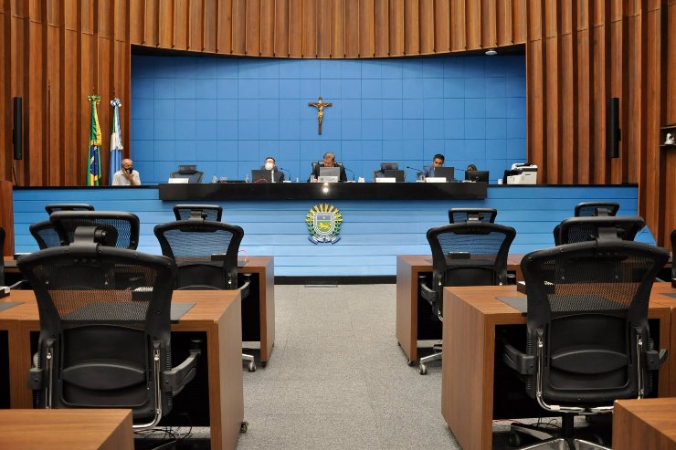 Imagem: Sessão é realizada a partir do plenário da ALEMS com participação presencial e à distância dos parlamentares