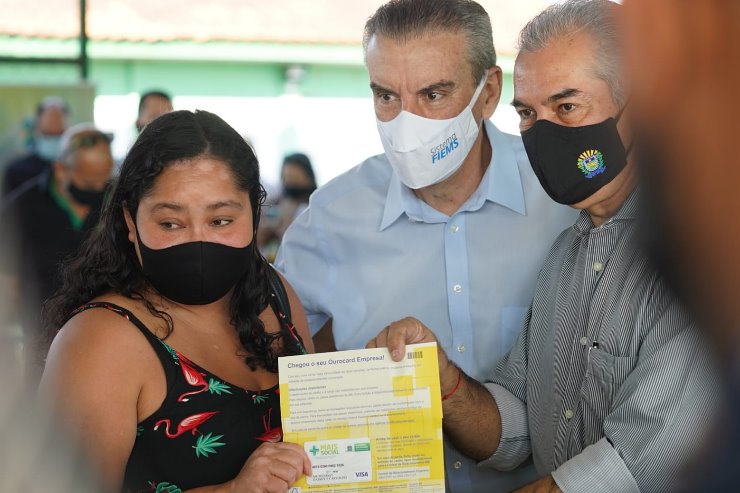 Imagem: Paulo Corrêa entregou o cartão do Mais Social à Daiane Franco Carvalho, junto ao governador Reinaldo Azambuja