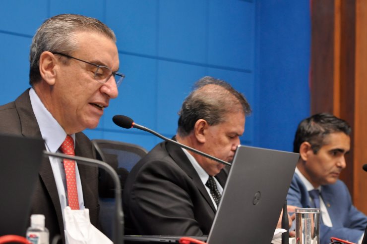 Imagem: As mensagens do Poder Executivo são lidas durante a sessão plenária mista da ALEMS