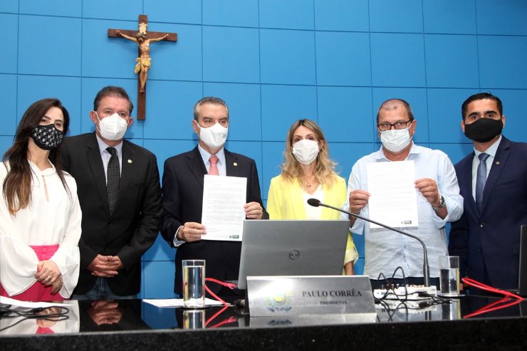 Imagem: Representantes do Executivo entregaram a proposta à Mesa Diretora e a Lider do Governo