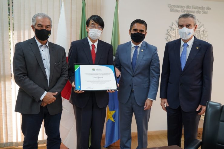 Imagem: Junto ao governador Reinaldo Azambuja, deputados entregaram título de Visitante Ilustre ao embaixador