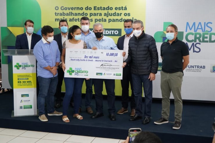 Imagem: Um cheque simbólico foi entregue aos microempresários no valor do crédito solicitado