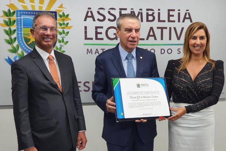 Imagem: Deputado Paulo Corrêa, ladeado pelo presidente do TJMS, desembargador Carlos Contar, entrega o diploma à juíza Renata Gil
