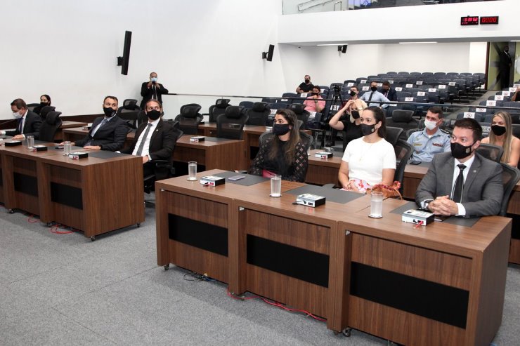 Imagem: Durante a sessão mista, os deputados da ALEMS homenagearam integrantes da Polícia Civil nesta manhã