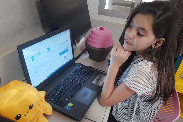 Imagem: Clarice Jandre Mascarenhas já começou a curtir a programação especial da Rádio ALEMS 